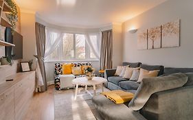 Modern Flat By The Underground.